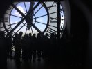 Photo de groupe derrière la grosse horloge du musée